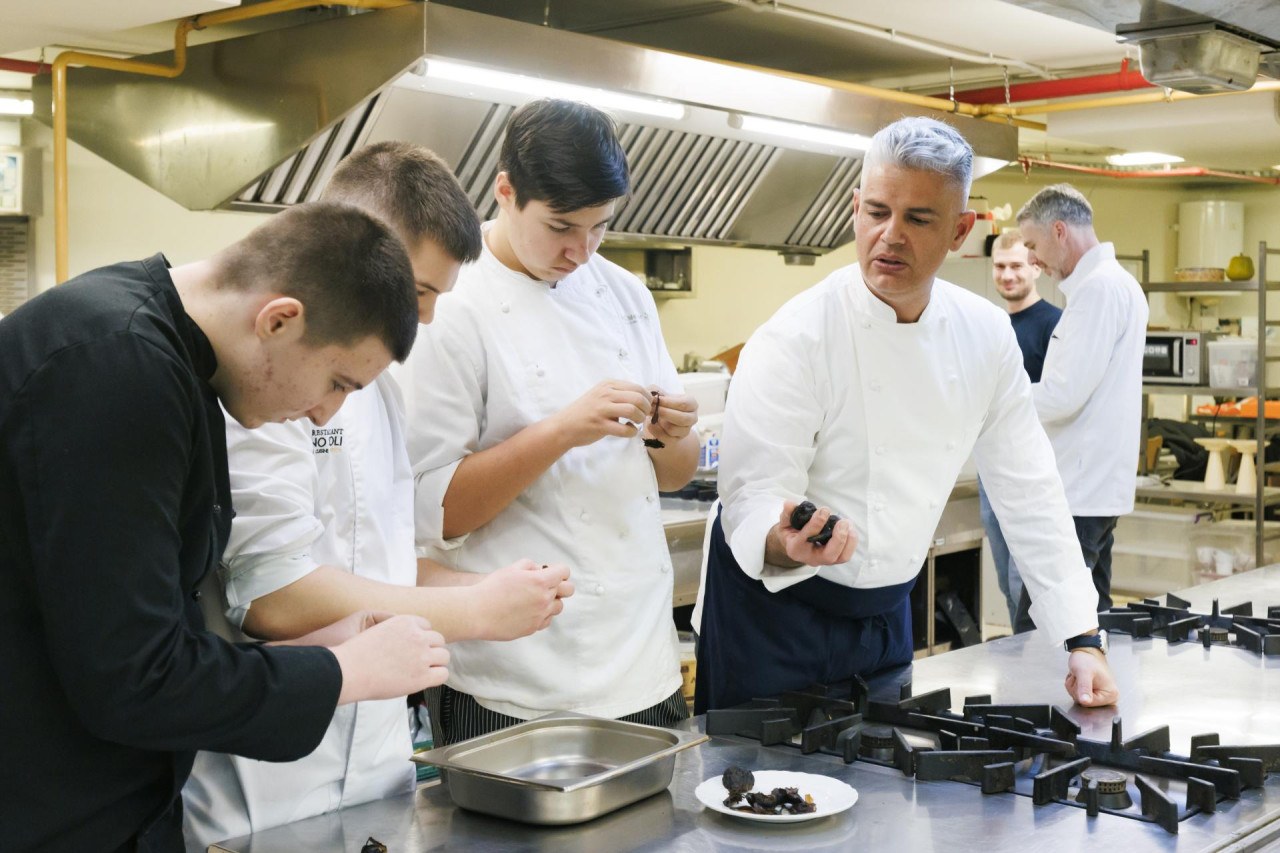 Gostujući chef s učenicima u školskoj kuhinji Oliva Allegre